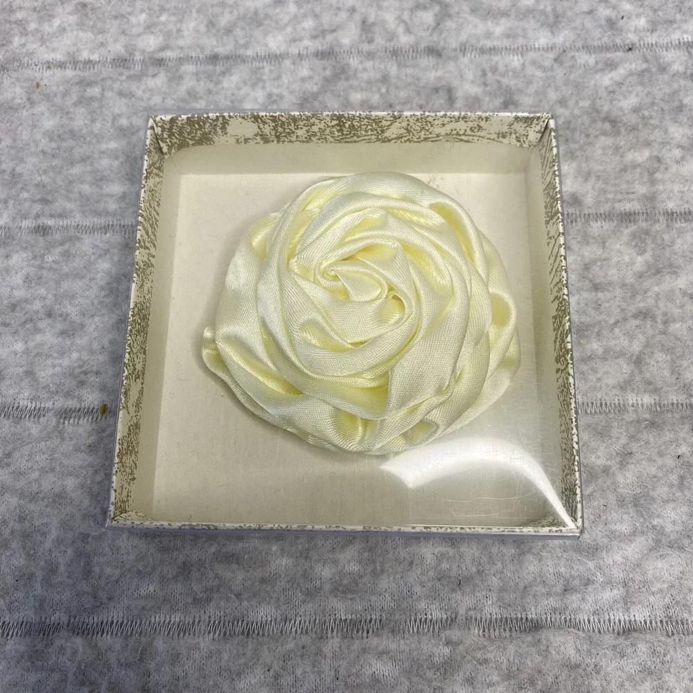 Vintage Ivory Satin Rosette Pin Lapel Hat Wedding‎